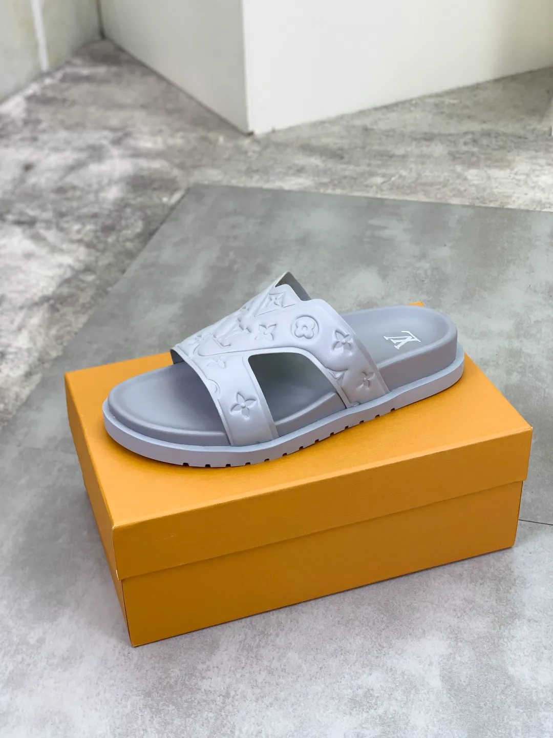 Men's shoes 💰P320💰【New style】🆘 Original quality 【LOUIS VUITTON】The popular Louis Vuitton LV men's slippers on the official website are on sale simultaneously! Original fabric imported from Italy, original factory special supply, code number: 38-44 (45 customized), many colors available